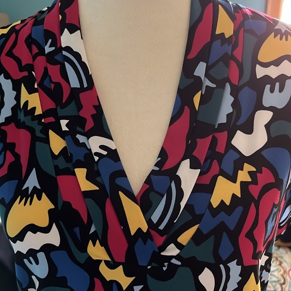 Anne Klein V-Neck Sleeveless Top Med. Abstract multicolored design. - Picture 2 of 9